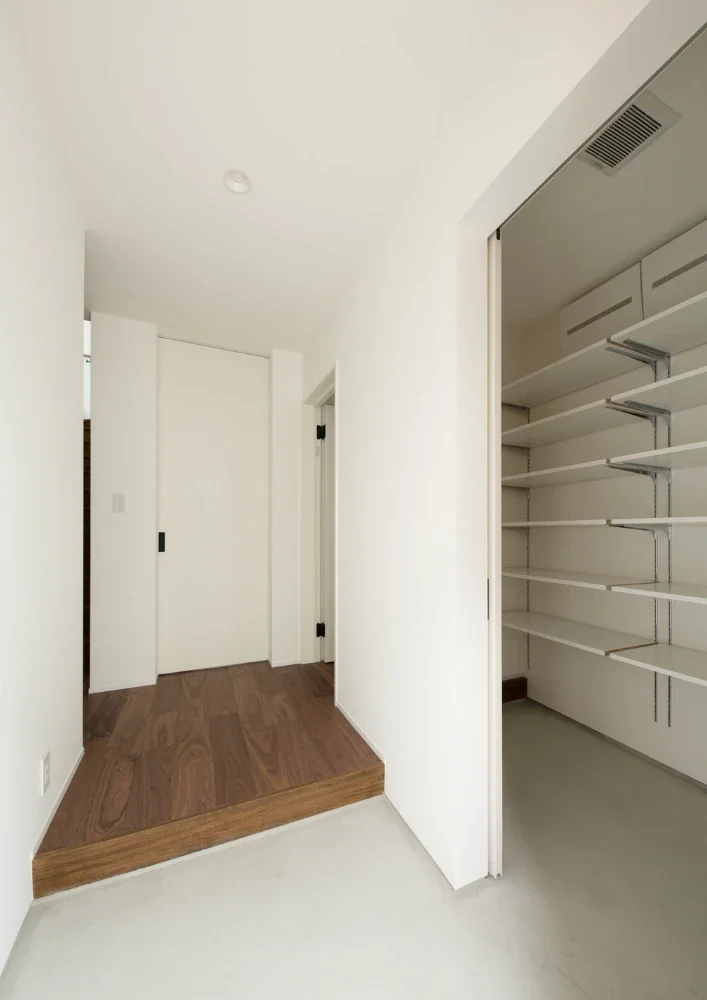 A Courtyard House That Embraces Light