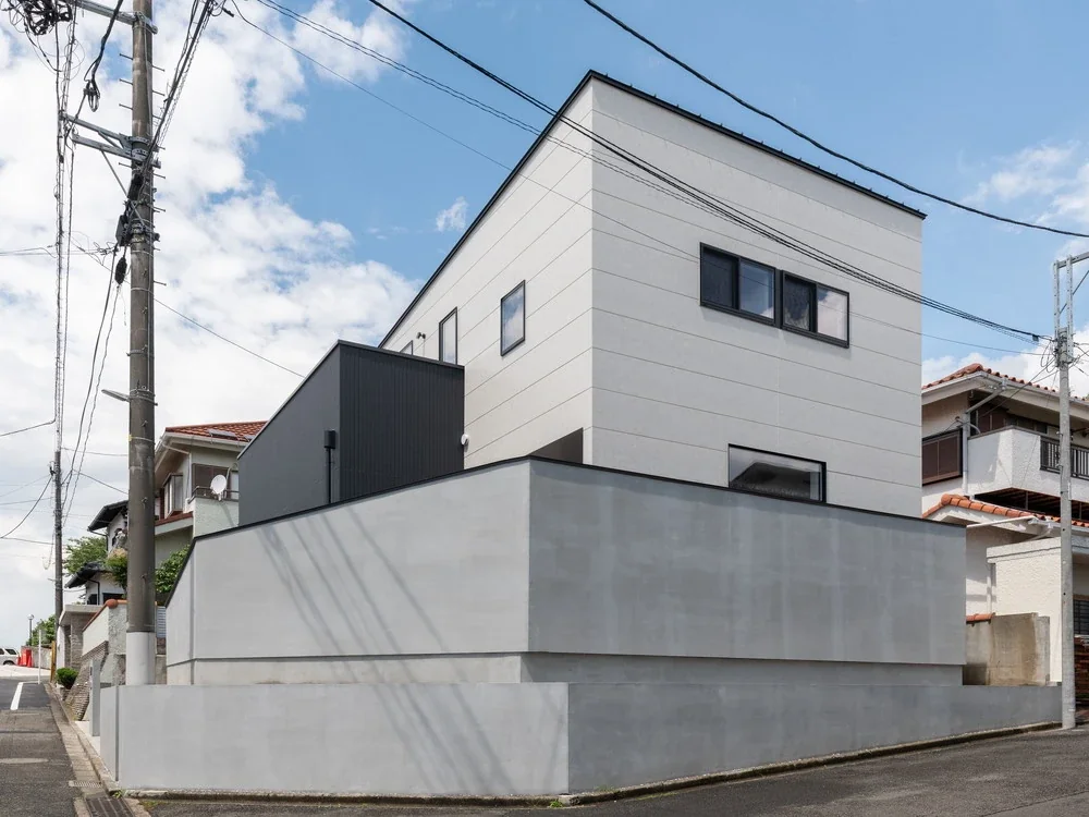 A Courtyard House That Embraces Light