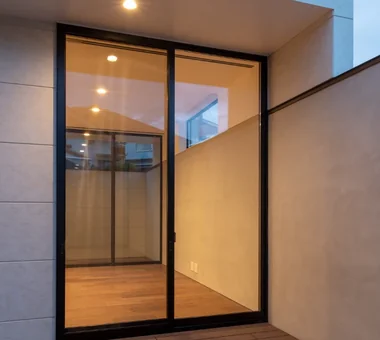 光を受けとめるコートハウス｜シューズクロークのある家｜テラス｜注文住宅