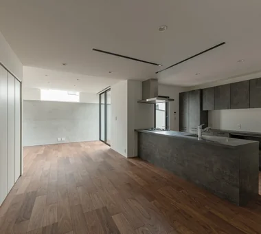 光を受けとめるコートハウス｜シューズクロークのある家｜LDK｜注文住宅
