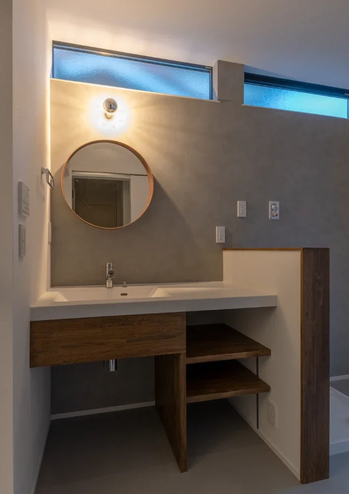 A Courtyard House That Embraces Light