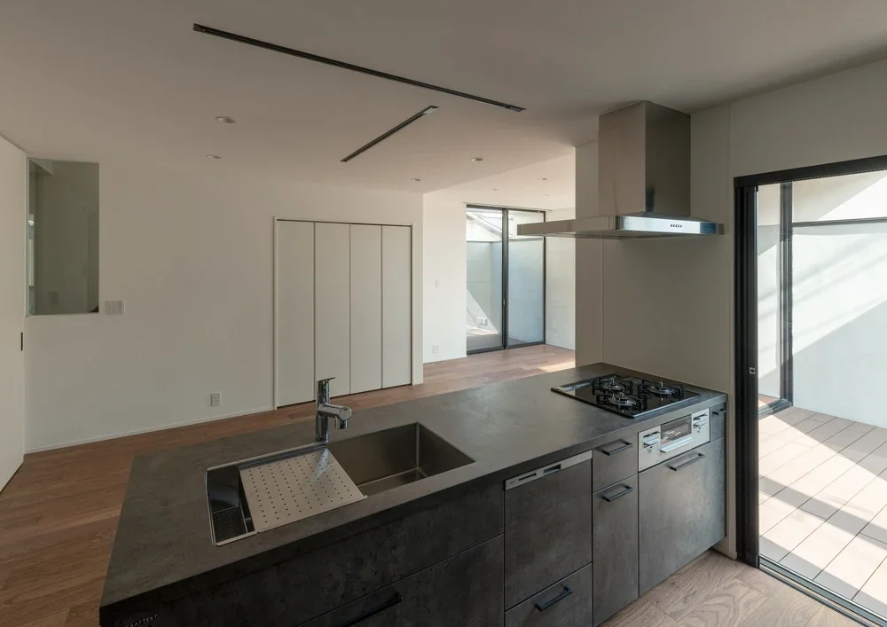 A Courtyard House That Embraces Light