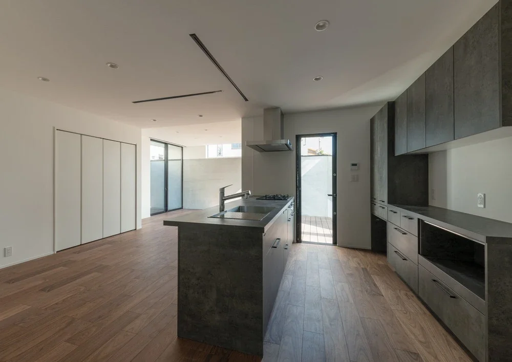A Courtyard House That Embraces Light