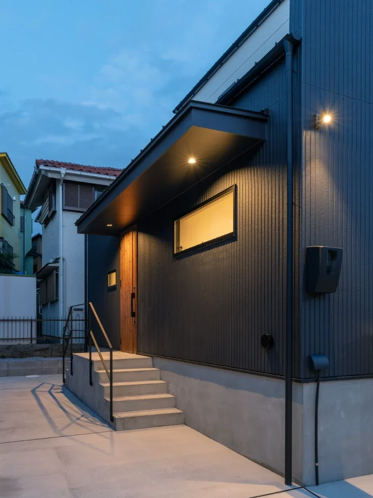 A Courtyard House That Embraces Light