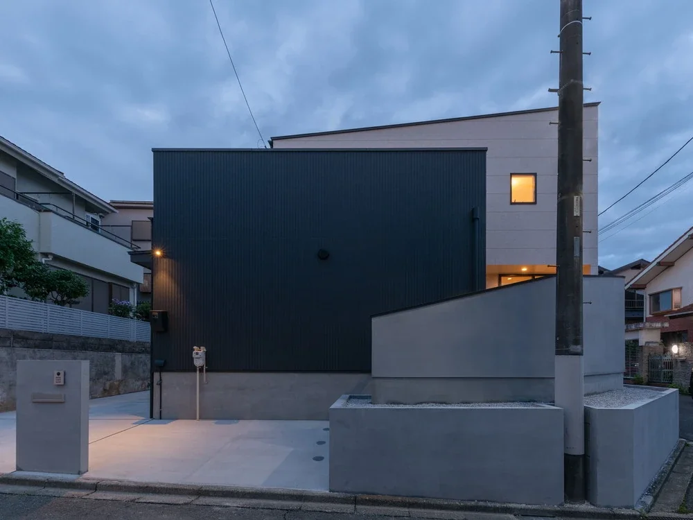 A Courtyard House That Embraces Light