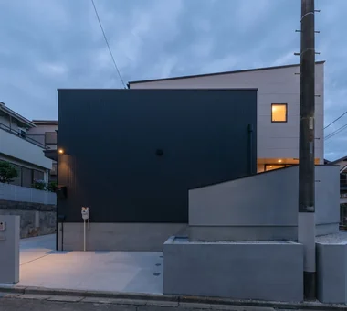 光を受けとめるコートハウス｜シューズクロークのある家｜外観｜注文住宅