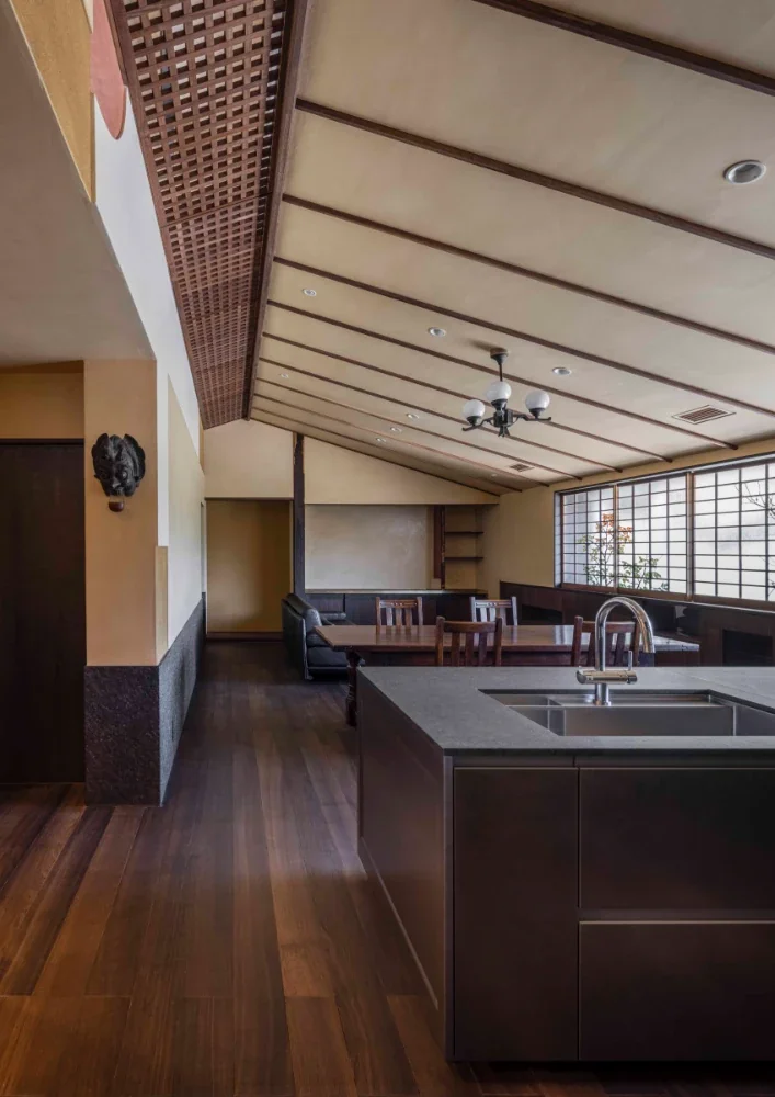 建物内の温熱環境を一定に設計することで、階段ホール、リビングを一室空間としている
