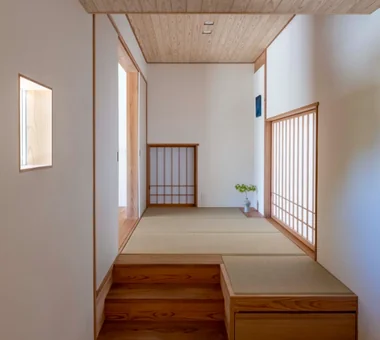 House in Tokushima — Younger Household: A roof that envelops two-family living and provides light｜Homes with Gardens｜Room Tour｜Custom-built house