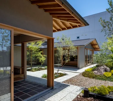 House in Tokushima — Younger Household: A roof that envelops two-family living and provides light｜Homes with Gardens｜Custom-built house｜Garden