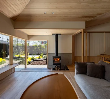 House in Tokushima — Younger Household: A roof that envelops two-family living and provides light｜Homes with Gardens｜Room Tour｜Custom-built house