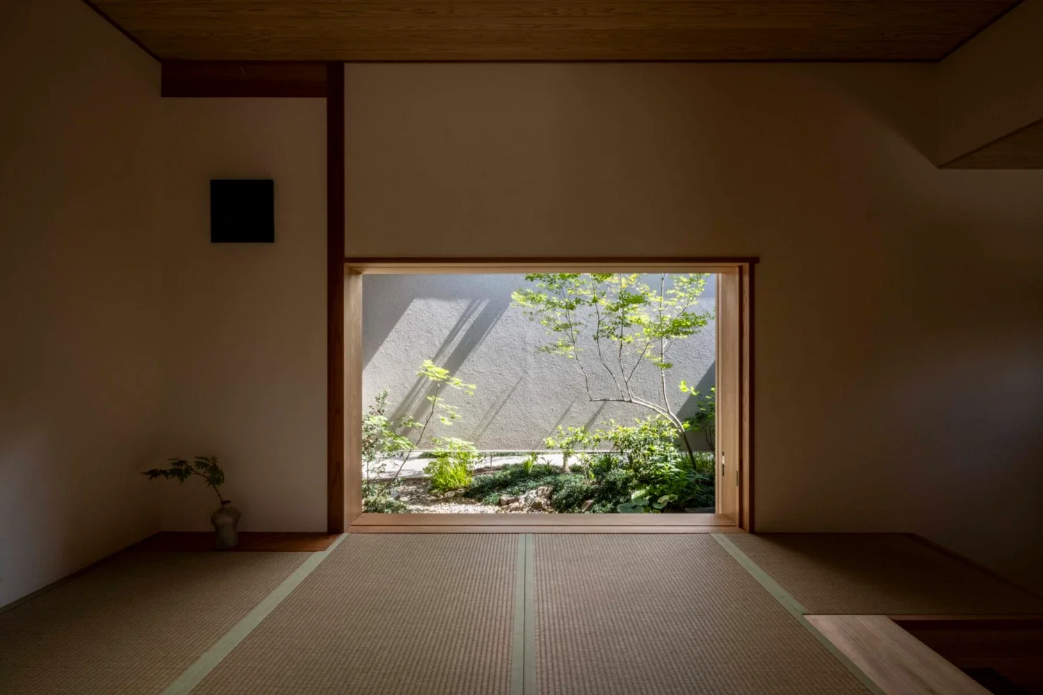 徳島の家 子世帯 －二世帯の暮らしを包み、光を与える屋根－
