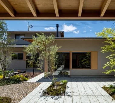 House in Tokushima — Younger Household: A roof that envelops two-family living and provides light｜Homes with Gardens｜Custom-built house｜Garden