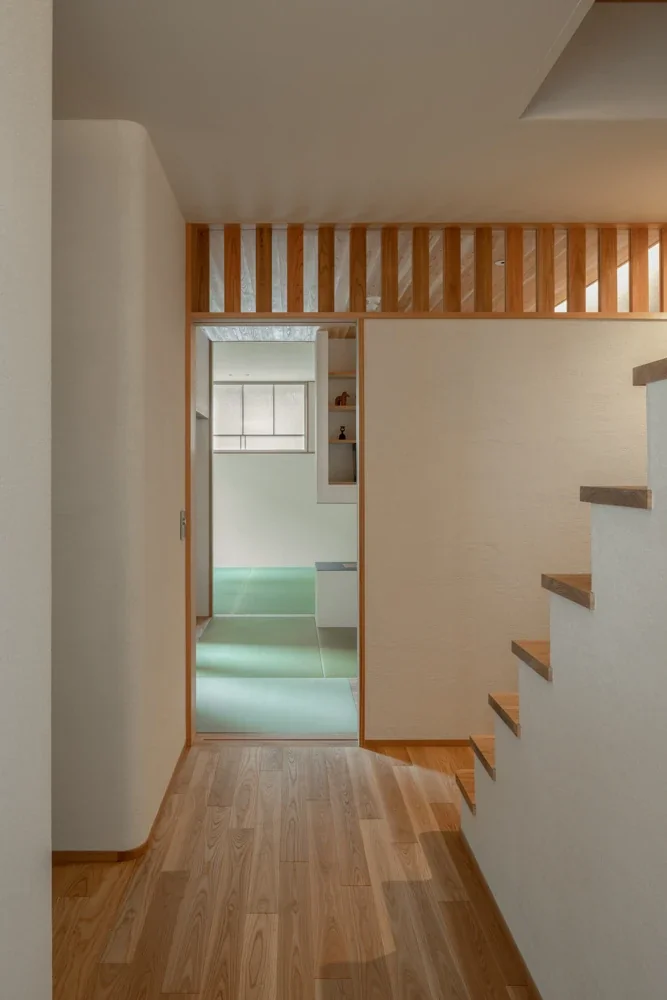 欄間には無双窓 格子がスライドして室温調整にも一翼を担います。