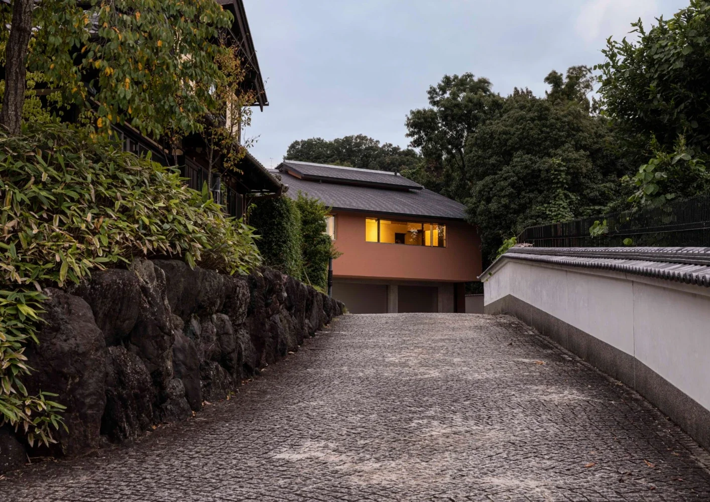 石畳みをのぼるにつれ、建物が見えてくる