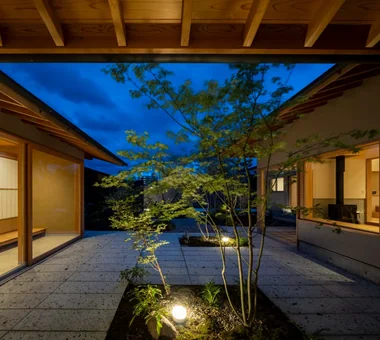 House in Tokushima — Younger Household: A roof that envelops two-family living and provides light｜Homes with Gardens｜Custom-built house｜Garden