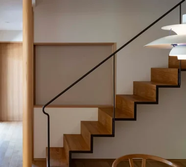 House in Tokushima — Younger Household: A roof that envelops two-family living and provides light｜Homes with Gardens｜Custom-built house｜Stairs