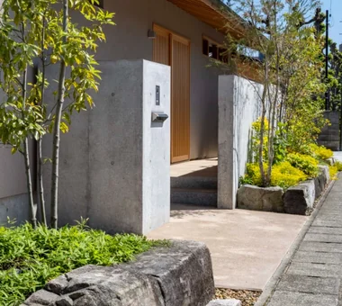 House in Tokushima — Younger Household: A roof that envelops two-family living and provides light｜Homes with Gardens｜Custom-built house｜Approach