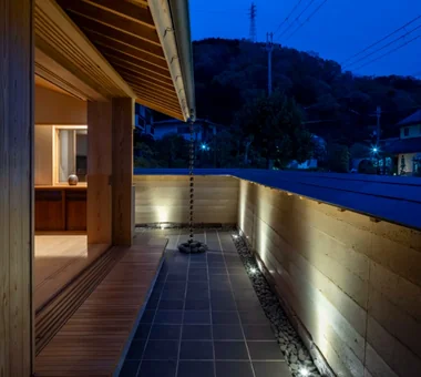 House in Higashi-Ikoma II — Final Residence Overlooking a Rammed-Earth Wall｜Homes with Scenic Views｜Custom-built house｜Terrace