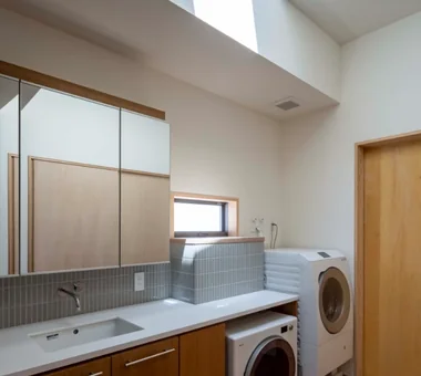 House in Tokushima — Younger Household: A roof that envelops two-family living and provides light｜Homes with Gardens｜Custom-built house｜Lavatory