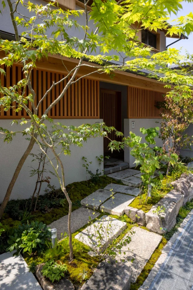 東生駒の家 －三庭の二世帯住宅－