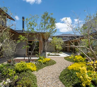 House in Tokushima — Younger Household: A roof that envelops two-family living and provides light｜Homes with Gardens｜Custom-built house｜Garden