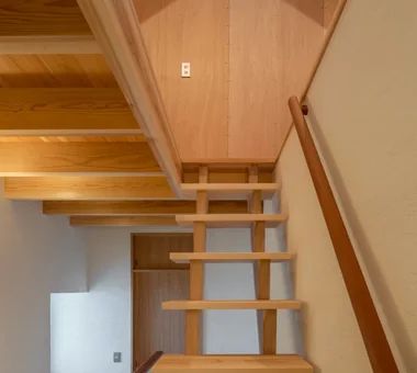House of Linked Eaves — Built with Japanese Proportions and Materials｜Homes Featuring Courtyards｜Custom-built house｜Stairs