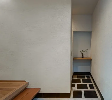 House of Linked Eaves — Built with Japanese Proportions and Materials｜Homes Featuring Courtyards｜Custom-built house｜Entrance hall
