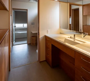 House in Higashi-Ikoma II — Final Residence Overlooking a Rammed-Earth Wall｜Homes with Scenic Views｜Custom-built house｜Lavatory