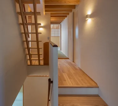 House of Linked Eaves — Built with Japanese Proportions and Materials｜Homes Featuring Courtyards｜Custom-built house｜Stairs