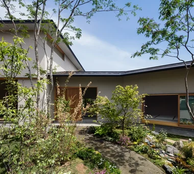 An Artist's Atelier — A Place of Creation Enveloped in Quietude and Tension｜A House with Art｜Custom-built house｜Garden