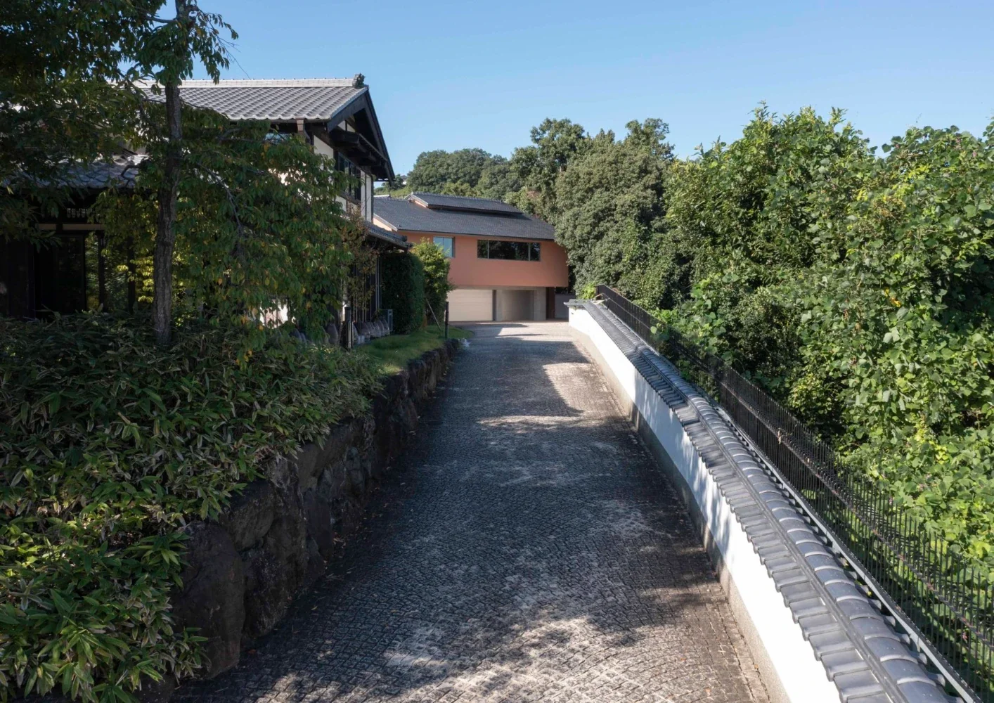 近江の民家を移築した母屋の奥に建つ終の住処