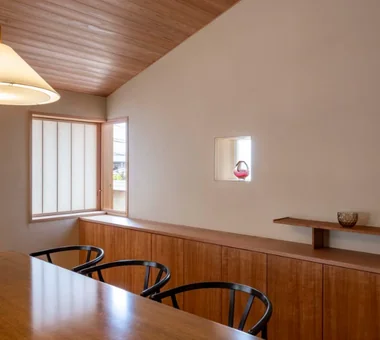 House in Higashi-Ikoma II — Final Residence Overlooking a Rammed-Earth Wall｜Homes with Scenic Views｜Custom-built house｜Dining Area