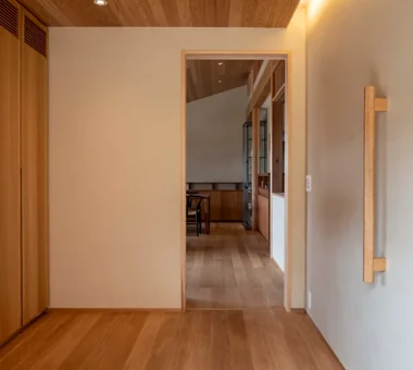 House in Higashi-Ikoma II — Final Residence Overlooking a Rammed-Earth Wall｜Homes with Scenic Views｜Custom-built house｜Entrance hall