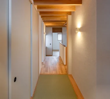 House of Linked Eaves — Built with Japanese Proportions and Materials｜Homes Featuring Courtyards｜Custom-built house｜Corridor