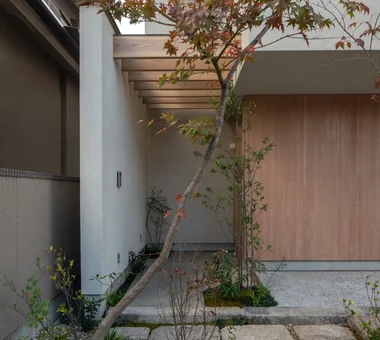 House of Linked Eaves — Built with Japanese Proportions and Materials｜Homes Featuring Courtyards｜Custom-built house｜Approach