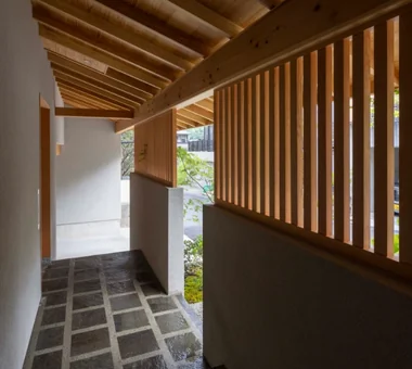 東生駒の家－三庭の二世帯住宅－｜注文住宅｜アプローチ