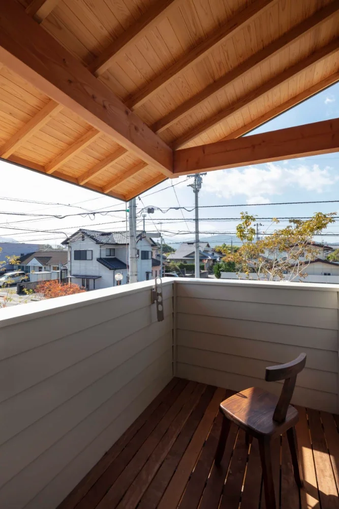 ぼーっと山を見る場であり、物干場でもあります。