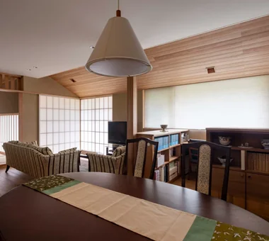 House in Higashi-Ikoma — Two-Family Residence with Three Gardens｜Homes Featuring Courtyards｜Custom-built house｜Dining Area