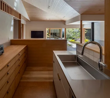 House in Tokushima — Younger Household: A roof that envelops two-family living and provides light｜Homes with Gardens｜Custom-built house｜Kitchen