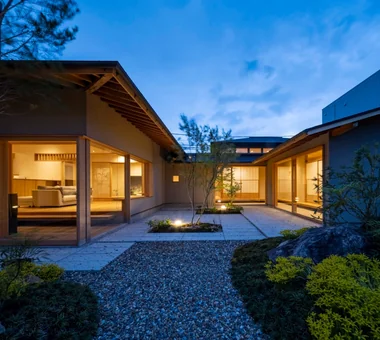 House in Tokushima — Younger Household: A roof that envelops two-family living and provides light｜Homes with Gardens｜Custom-built house｜Garden