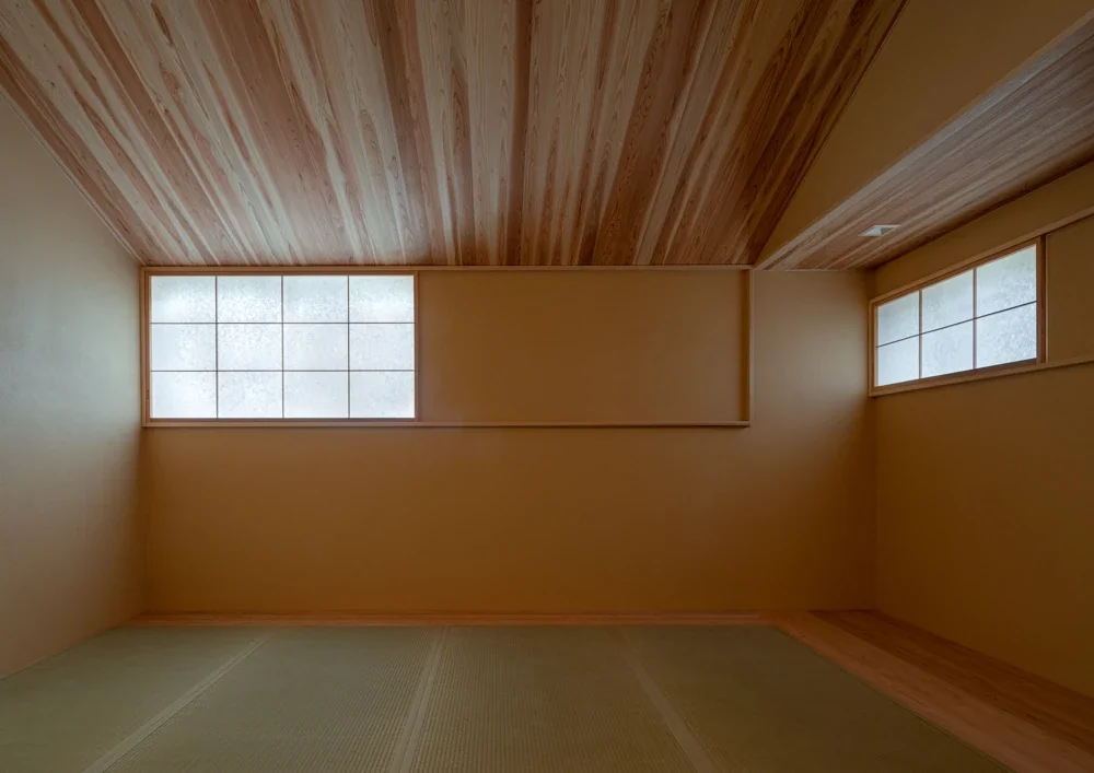 畳、土壁、杉、障子でつくった寝室。安眠間違いなしです。