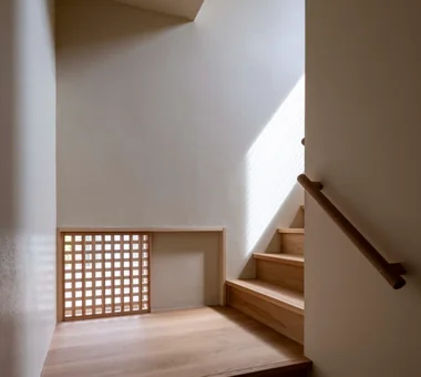 House in Higashi-Ikoma II — Final Residence Overlooking a Rammed-Earth Wall｜Homes with Scenic Views｜Custom-built house｜Stairs