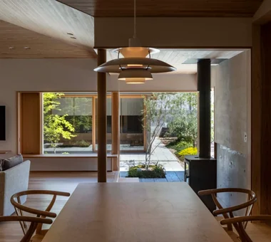 House in Tokushima — Younger Household: A roof that envelops two-family living and provides light｜Modern Japanese-Style Residence｜Custom-built house｜Dining Area