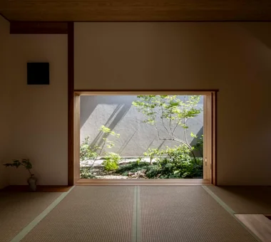 House in Tokushima — Younger Household: A roof that envelops two-family living and provides light｜Homes with Gardens｜Room Tour｜Custom-built house