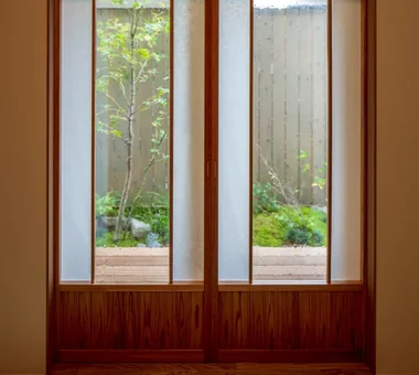 House of Linked Eaves — Built with Japanese Proportions and Materials｜Homes Featuring Courtyards｜Custom-built house｜Living Room