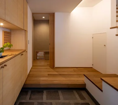 House in Higashi-Ikoma — Two-Family Residence with Three Gardens｜Custom-built house｜Entrance hall