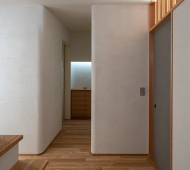 House of Linked Eaves — Built with Japanese Proportions and Materials｜Homes Featuring Courtyards｜Custom-built house｜Corridor