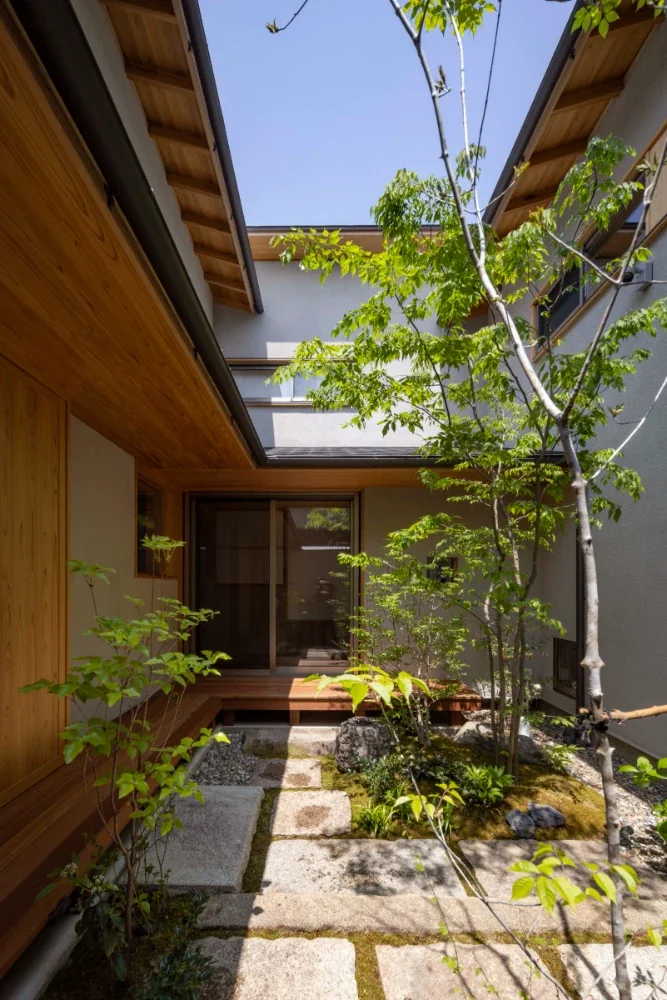 東生駒の家 －三庭の二世帯住宅－