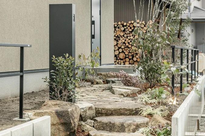 家と庭がゆるやかにつながるアプローチで、住まいの時間がより豊かに。