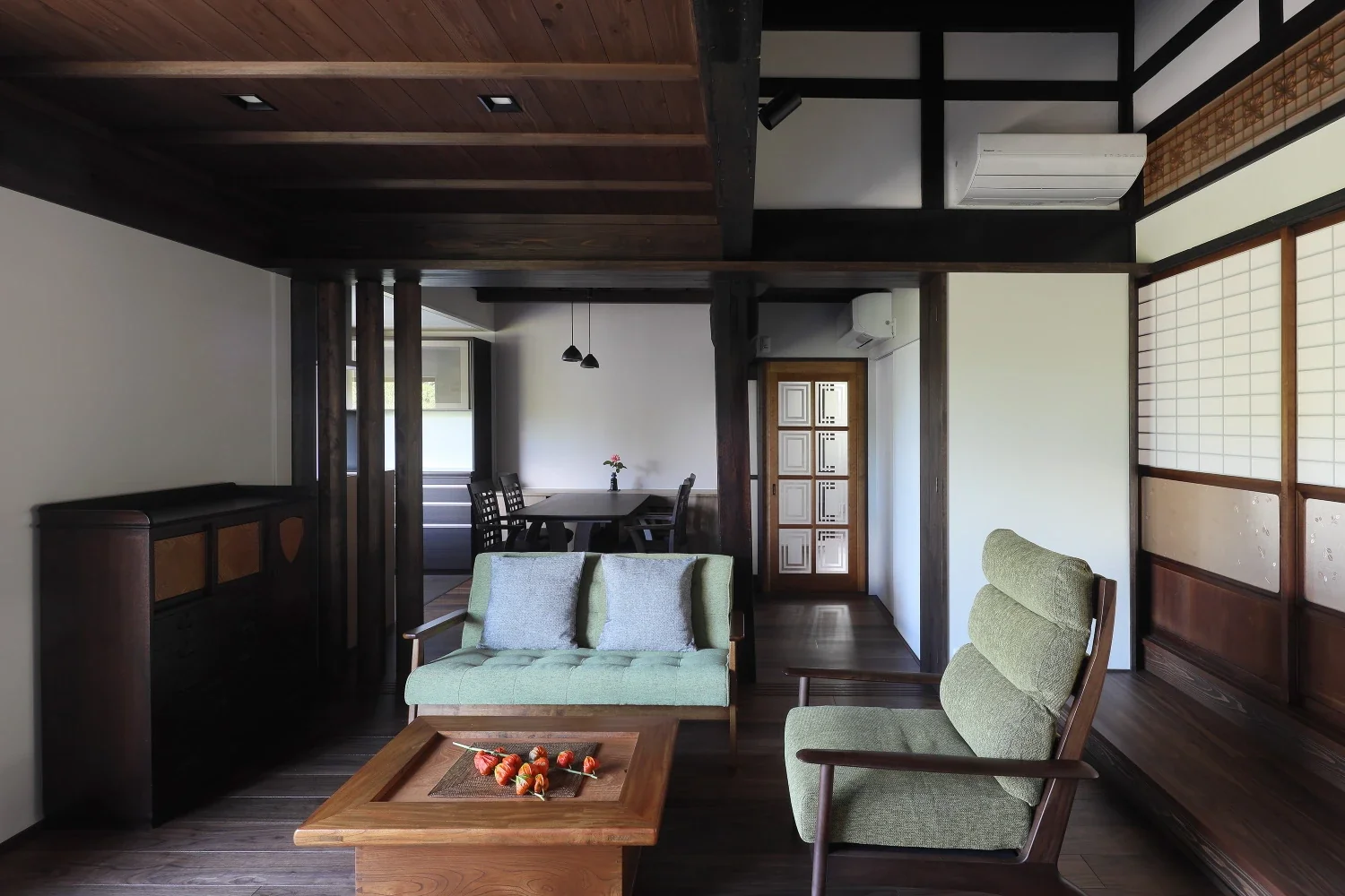 起居室后方连接着餐厅。
